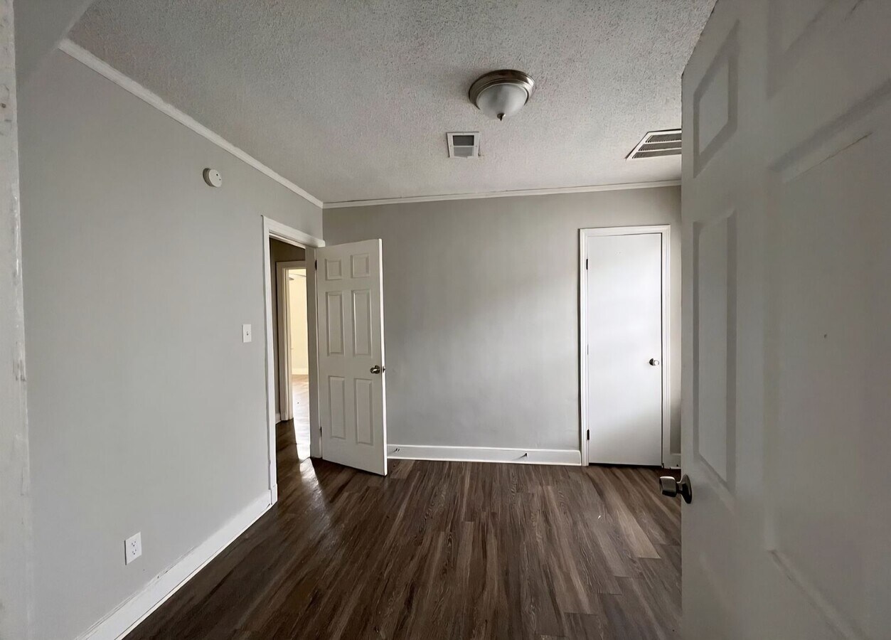 Photo - 3/1 with a nice yard