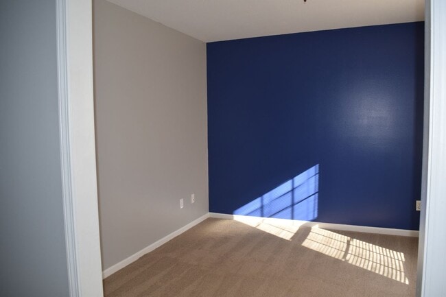 Photo - 8549 Hawthorn Hill