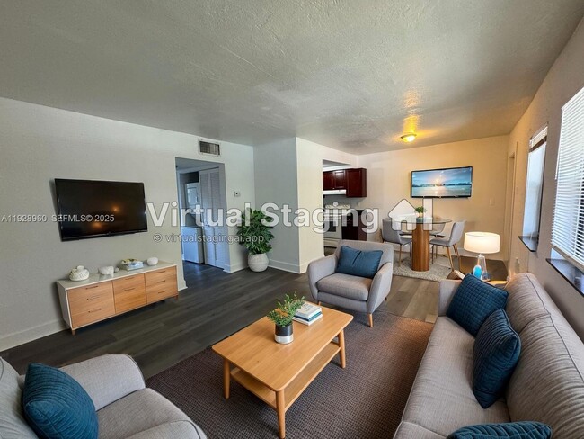 Building Photo - 1525 NE 135th St Unit 17