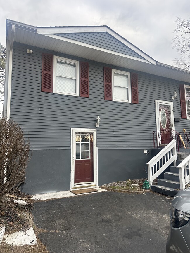 Building Photo - 17 Patricia Rd Unit 2 BEDROOM APARTMENT