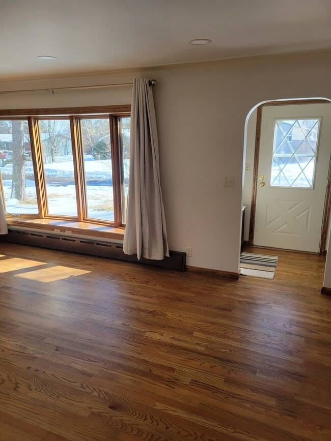 Living Room / Front Entry - 4605 Oneida St