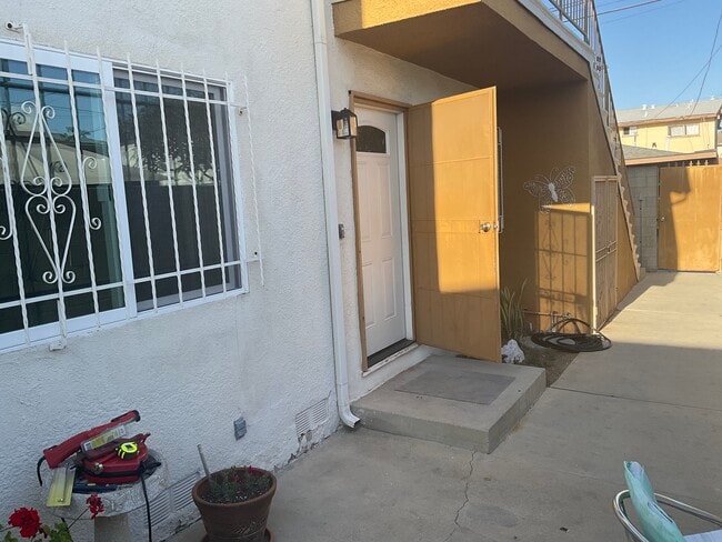 Building Photo - 12520 Oxford Ave Unit B