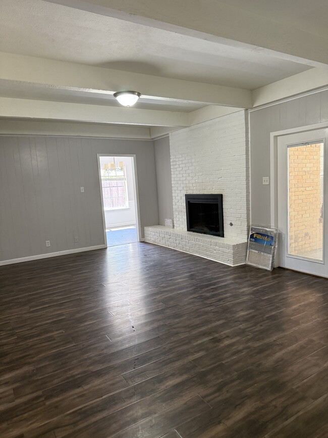 Photo - 1833 Skyline Dr