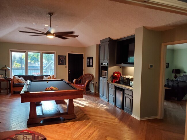 Primary living and dining area. Kitchenette is on the right wall. Entrance is the door to the righ - 504 Oak Hollow Ln Unidad Apt A