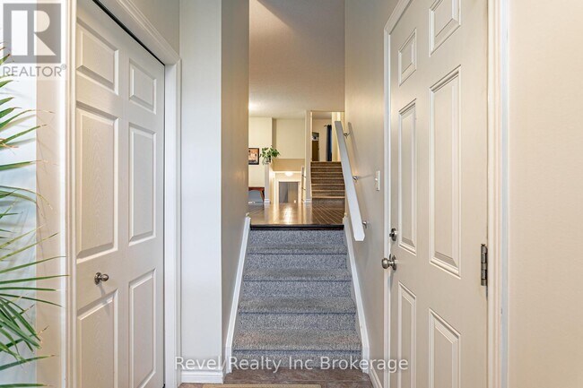 Photo - 107 King St E
