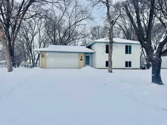 Building Photo - Single Family Home with 4-Bedrooms and 2 bathrooms in Coon Rapids