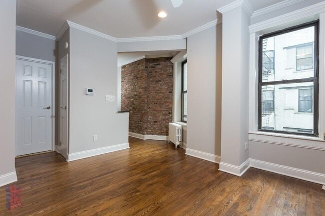 Building Photo - 432 E 13th St Rental