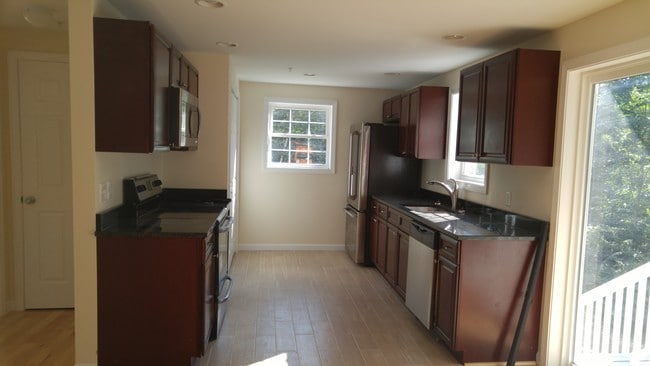 Kitchen - 28 Old Pine Hill Rd Unit 5