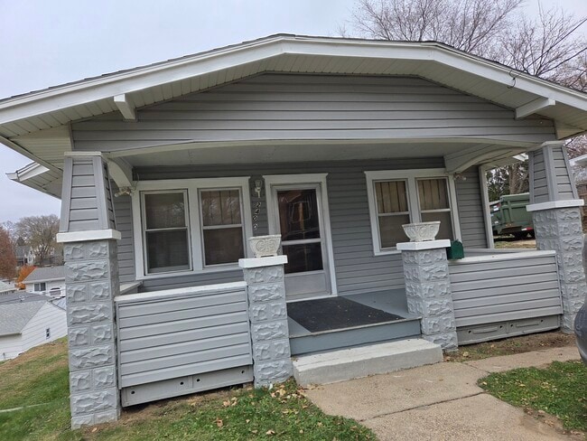 Photo - 2400 S Henry St