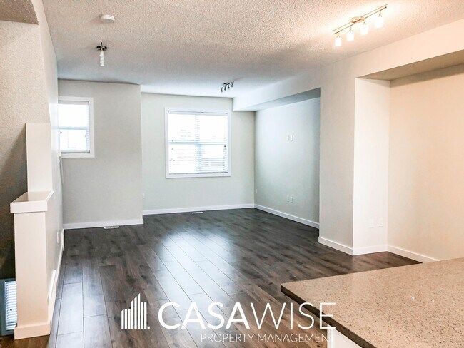 Photo - 655-655 Watt Blvd SW