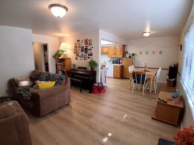 Building Photo - 241 E 400 N