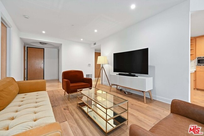 Photo - 1521 Greenfield Ave Unit 305