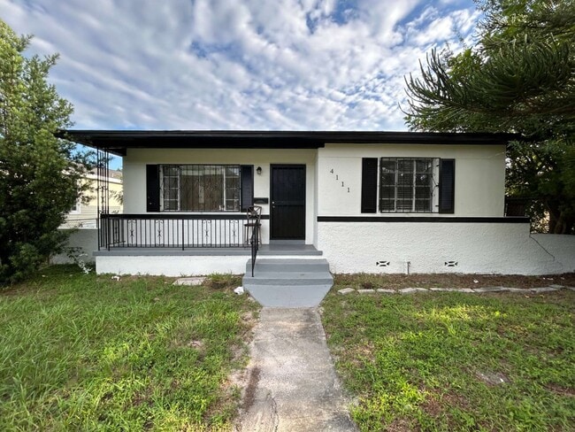 Building Photo - "Charming 3-Bedroom Home in St. Petersburg with Spacious 1,199 Sq Ft Layout!"