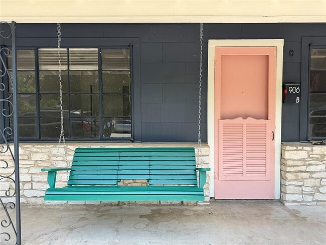 Photo - 906 E 46th St