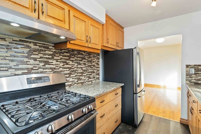 Photo - Beautiful MAIN FLOOR Komoka Apartment (house) 3 Bdrm * AVAIL NOW Unit Upper