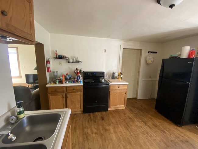Great 3 bed 1 bath close to campus! Available June 1st