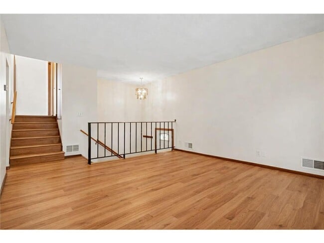 Photo - 2489 Woodbridge St