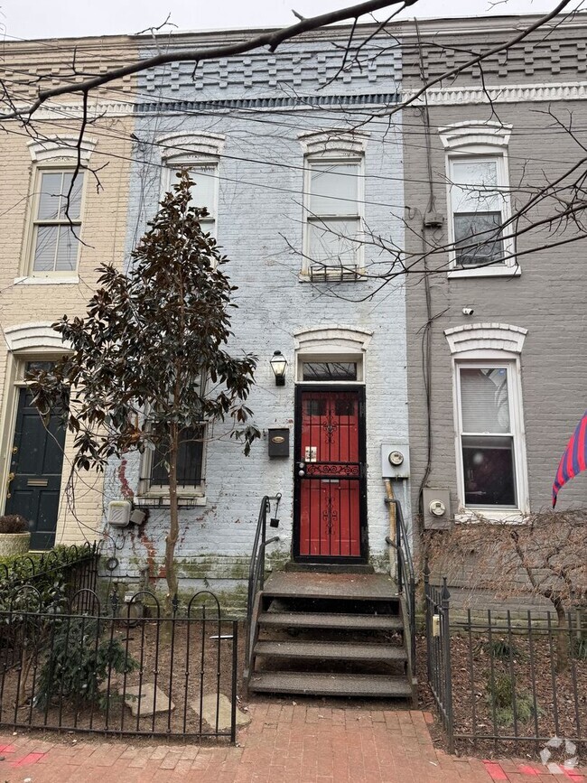 Building Photo - Elegant Capitol Hill Townhouse! Outside Pr...