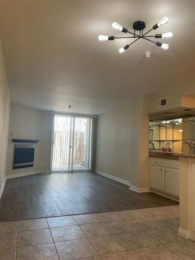 5143 Bakman Ave Unit 102