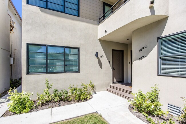 Photo - 109 N Flores St Unit 109 S Flores