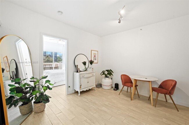 Building Photo - 3051 SW 27th Ave Unit 302 Rental