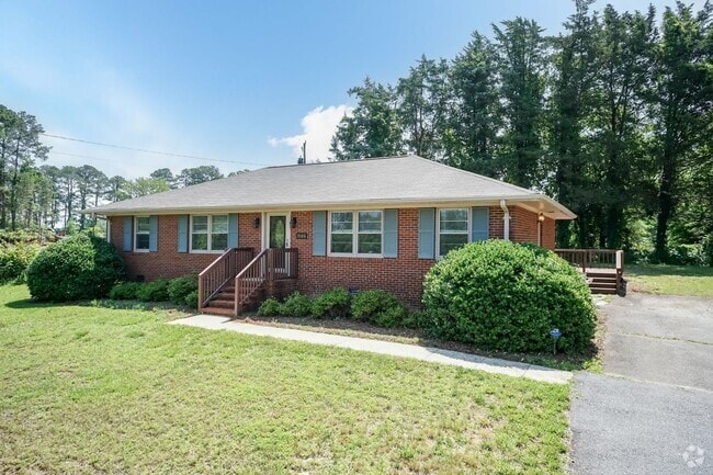 Building Photo - Spacious 3 Bed, 2 Bath Home with Open Floo...