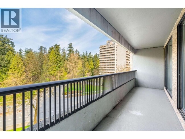 Building Photo - 6595 Willingdon Ave Unit 608