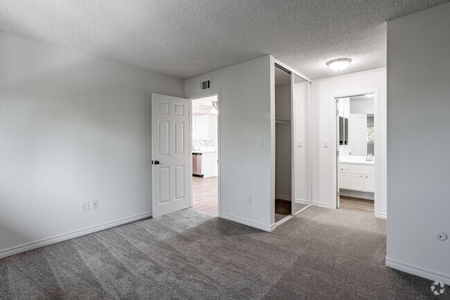 1BR, 1BA - 700SF - Bedroom
