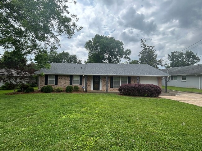 4-Bedroom Gem Near Downtown Huntsville – N... - 4-Bedroom Gem Near Downtown Huntsville – N... House