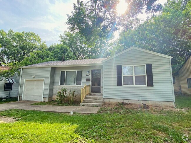 Building Photo - 2 bedroom 1 bath house with a 1 car garage