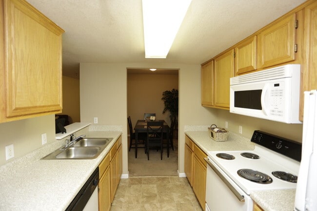 2BR, 1BA - 930 SF - Highpointe Apartments