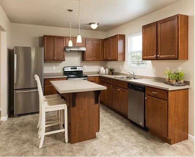 Photo - Large Newer Colonial for Lease