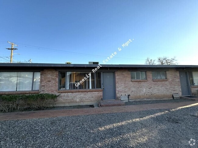 Building Photo - 1 Bedroom 1 bath with private yard! Water,... Unit 2 Rental