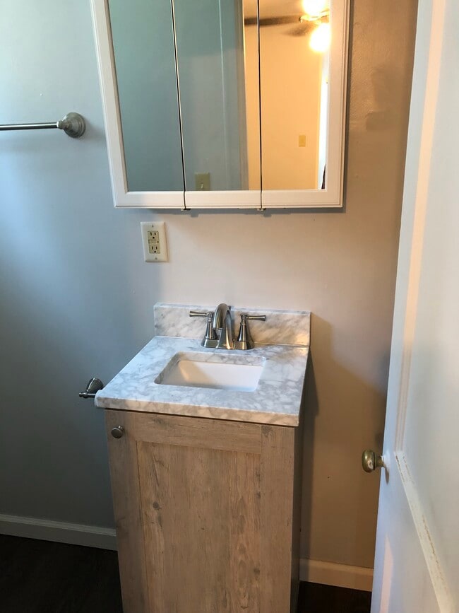 Nuevo lavabo y espejo en baño nuevo. - 717 Liberty St
