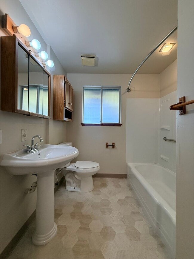 Photo - 3 bedroom 1.5 bath In North Tacoma!!!