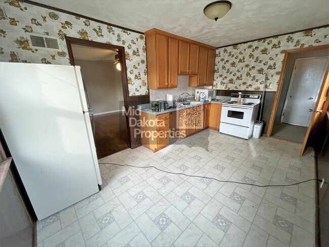 Photo - 1000 W 3rd- 5 bedroom, 2 bathroom, Attache...