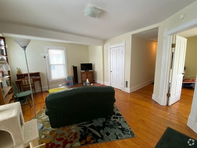 Building Photo - 947 E Gorham St Unit 3 Rental