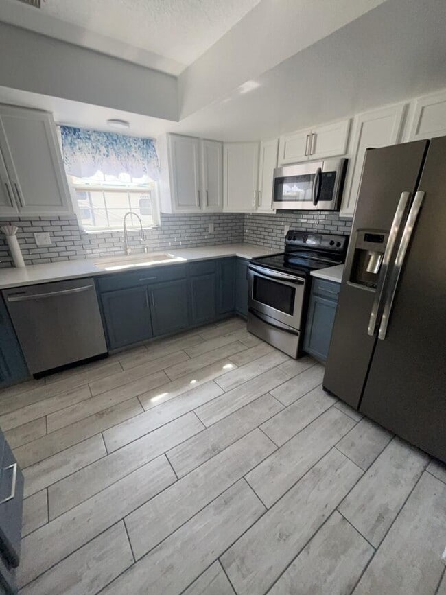 Photo - 556 Stallion Rd SE