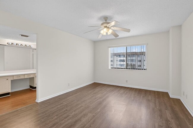 Photo - 8030 Hampton Blvd Unidad 414