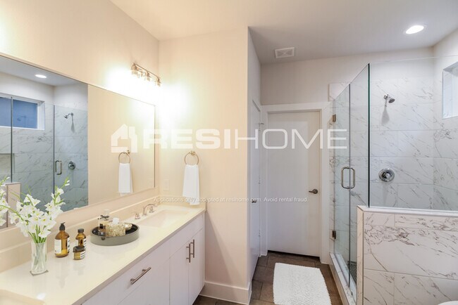 Photo - 3010 Baer Street