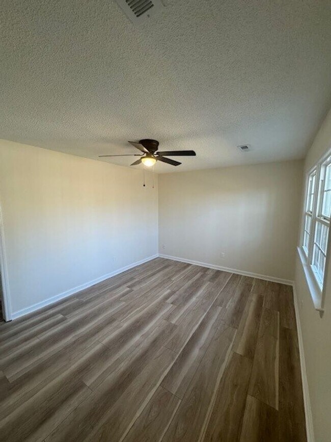 Photo - ****** HALF OFF FIRST FULL MONTH OF RENT!! ******