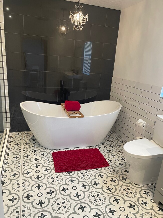 Soaking tub for two - 433 Homer Ave Unit 433 Studio