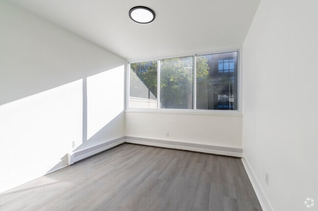 2BR, 2BA, - 750SF - Updated - Bedroom 2 - 912 Brown St