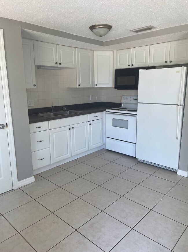 Photo - 2/1 Apartment close to downtown New Port R... Unidad 6604 VAN BUREN STREET