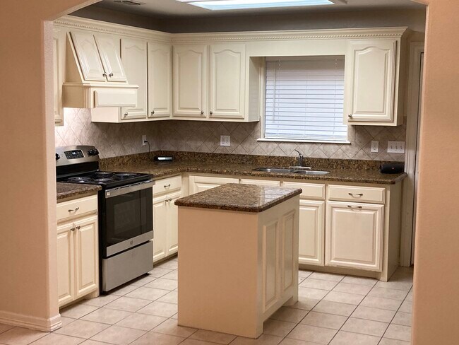 Kitchen - 1805 Treasure Oaks Dr