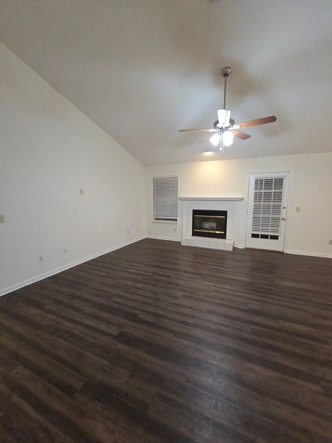 Building Photo - 3 Bedroom 2 Bath at Chimney Lakes