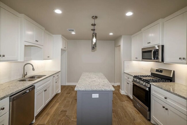 Photo - 7605 Woodford Ave
