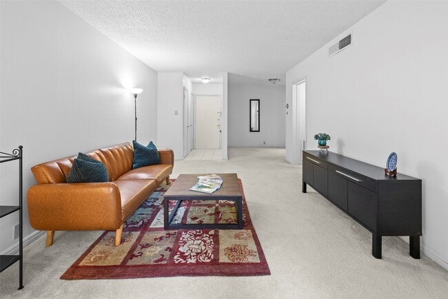 Building Photo - 2601 Bellefontaine Unit C116