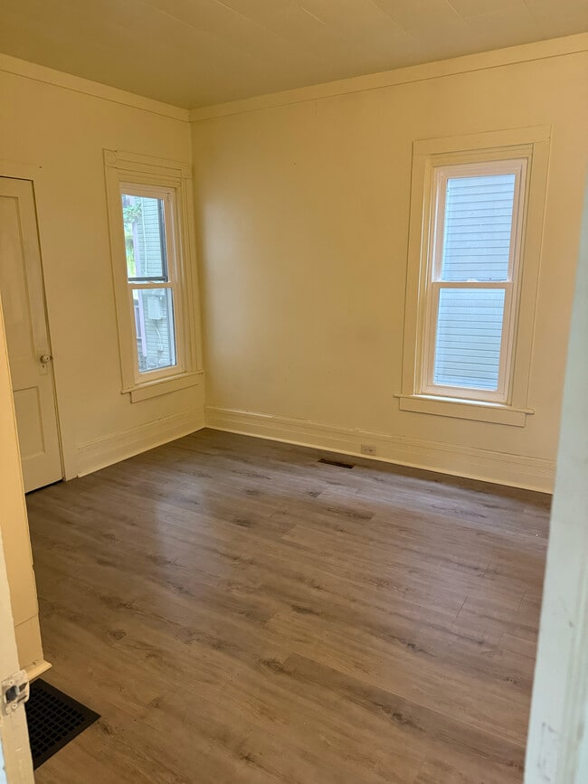 Building Photo - 102 S Balch St Unit #1 lower