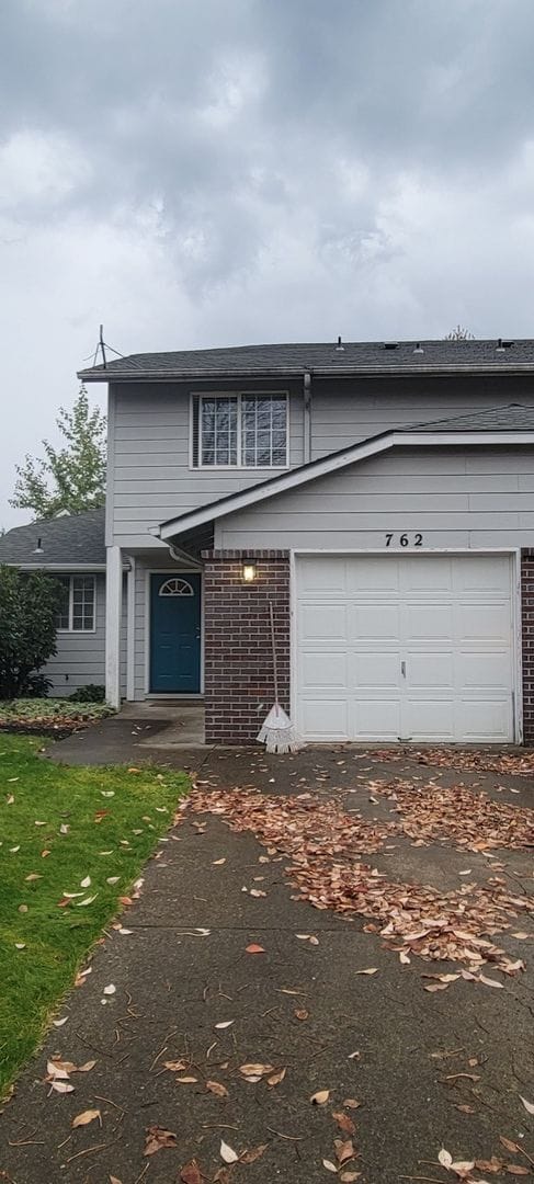Building Photo - 762-770 SW Sitka Dr Unit 762